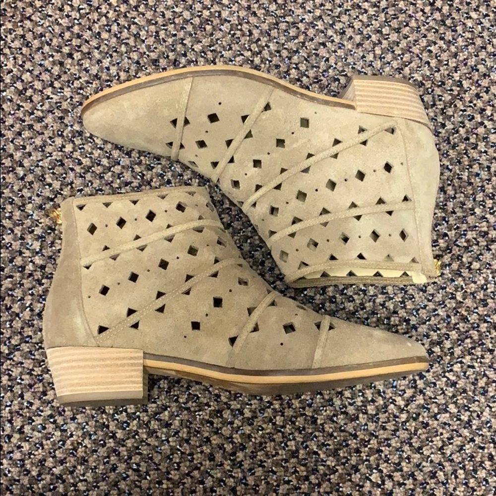 Micheal Kors tan suede booties